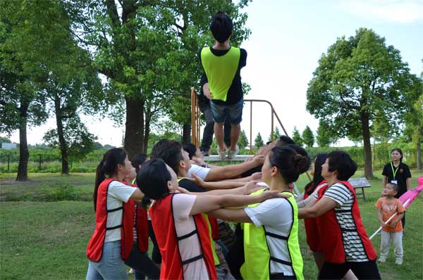 相信團隊,勇敢倒下
